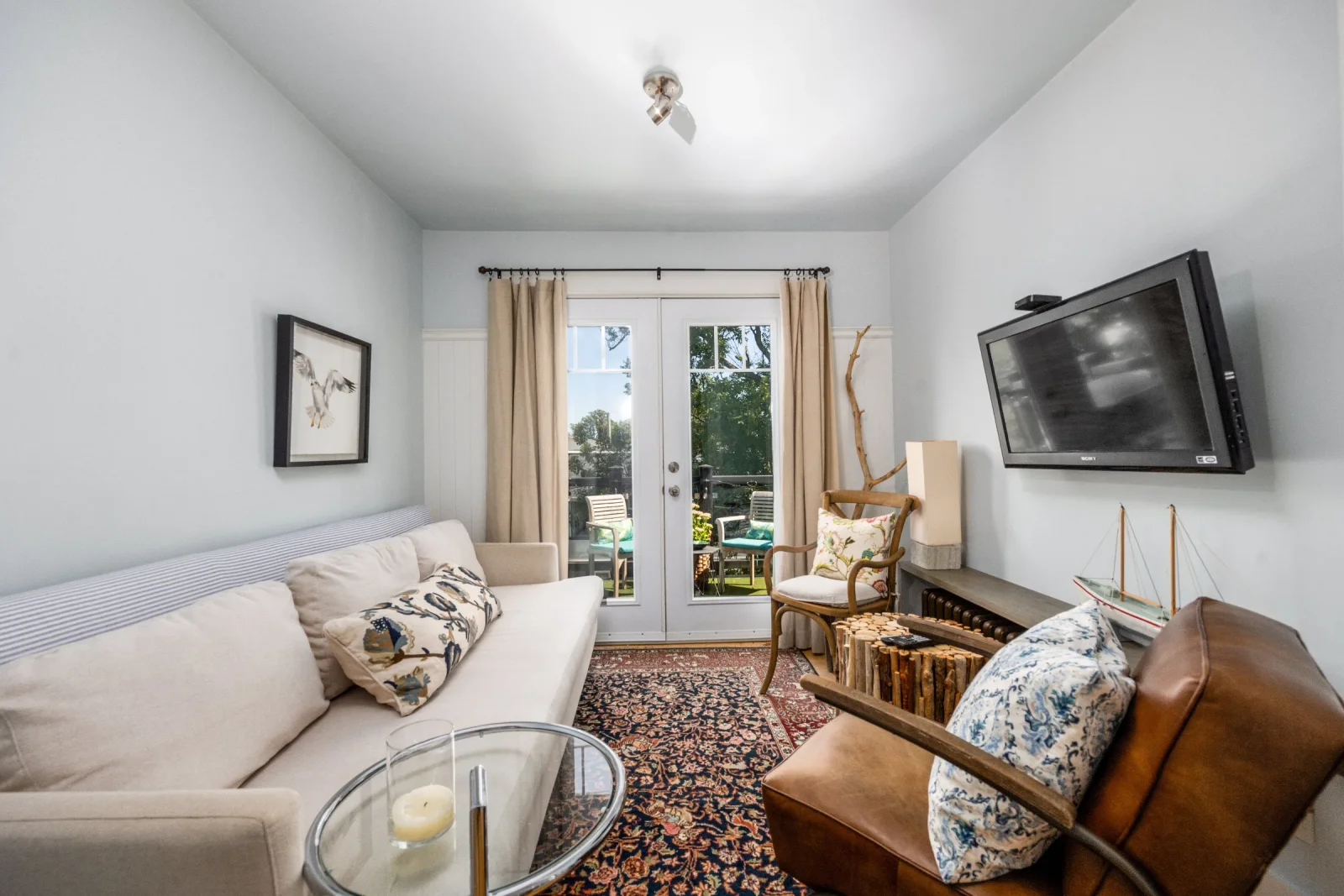 Downtown 1Bd+Den Breezy Black House Attic Get-Away